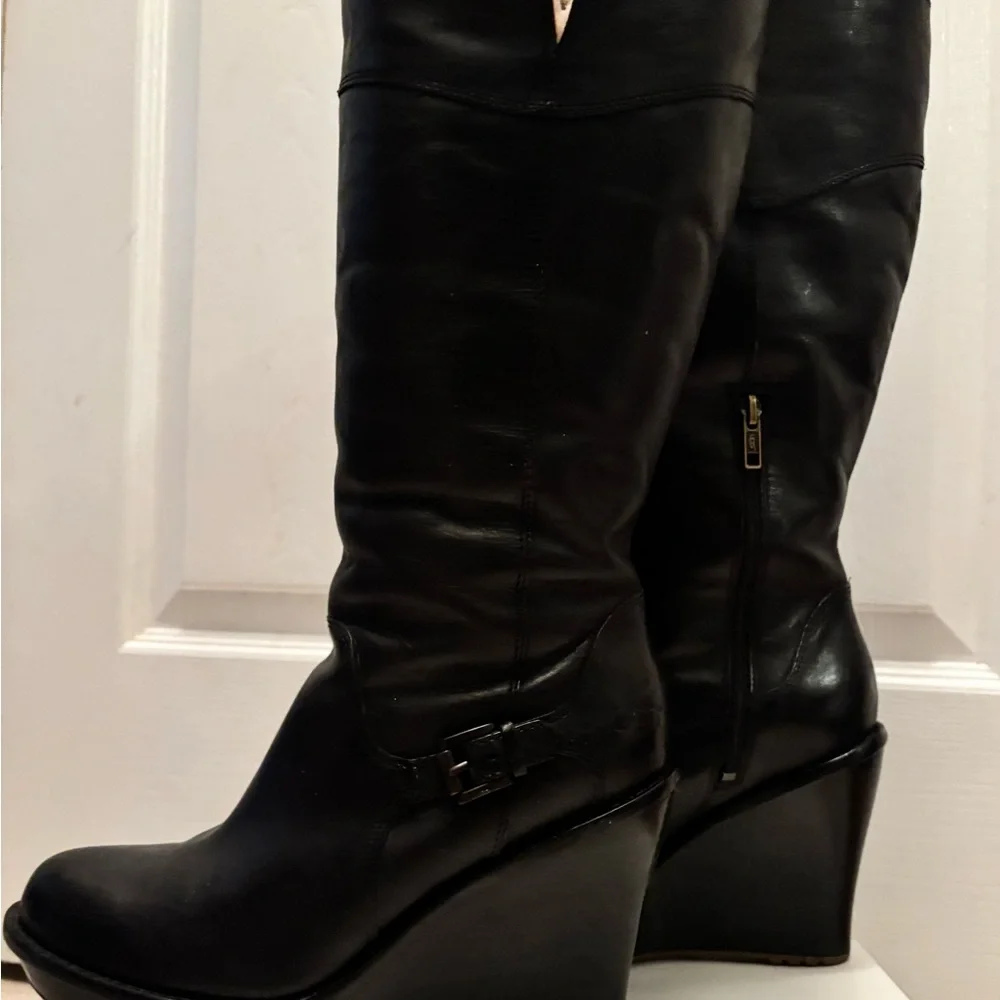 LIKE NEW UGG PLATFORM “BELOW THE KNEE” LEATHER & SHEEPSKIN BOOTS  SZ 8.5 - Picture 2 of 12